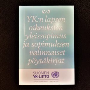Pieni kirjan kansi, jossa teksti "YK:n lapsen oikeuksien yleissopimus ja sopimuksen valinnaiset pytäkirjat"