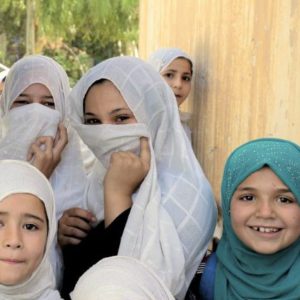 Hymyileviä afganistanilaisia tyttöjä