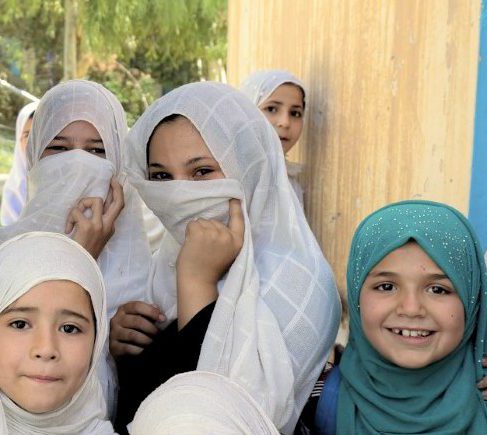 Hymyileviä afganistanilaisia tyttöjä